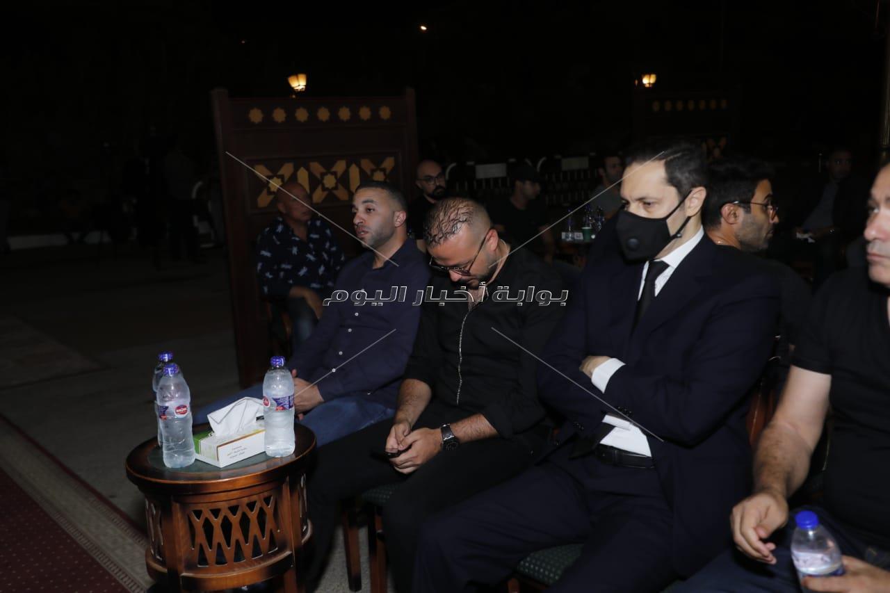 بالصور| تجمع  نجوم الوسط الرياضي في عزاء والدة الكابتن أحمد حسن 