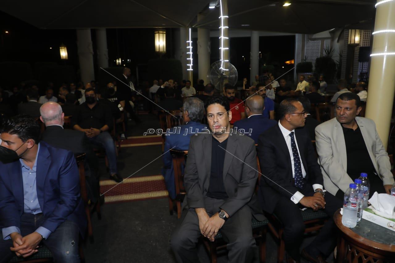 بالصور| تجمع  نجوم الوسط الرياضي في عزاء والدة الكابتن أحمد حسن 