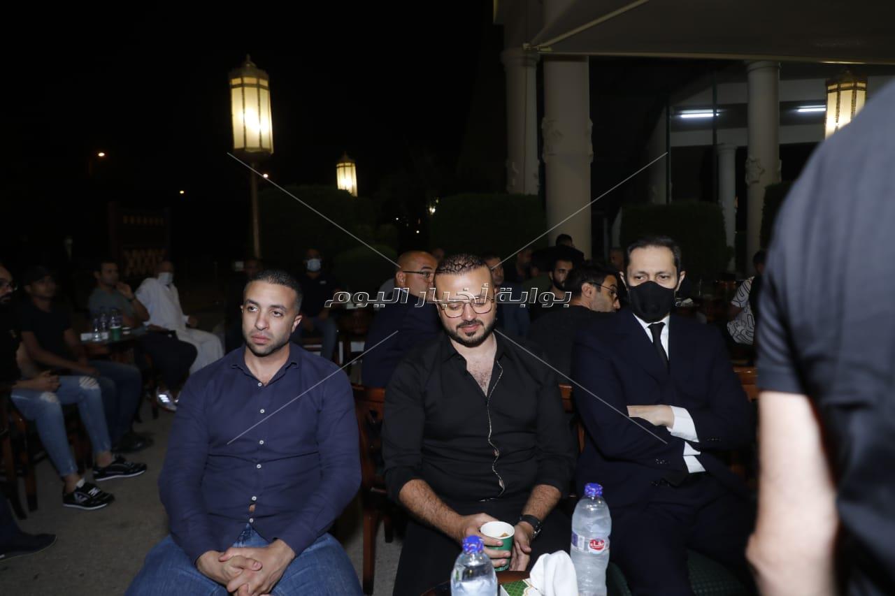 بالصور| تجمع  نجوم الوسط الرياضي في عزاء والدة الكابتن أحمد حسن 