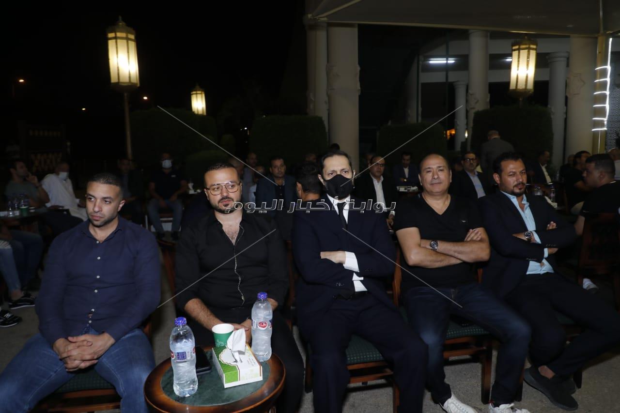 بالصور| تجمع  نجوم الوسط الرياضي في عزاء والدة الكابتن أحمد حسن 
