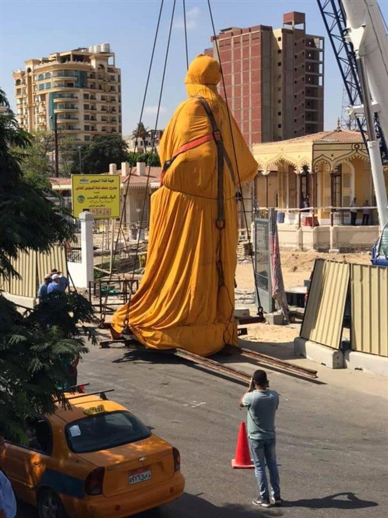 التمثال الطائر