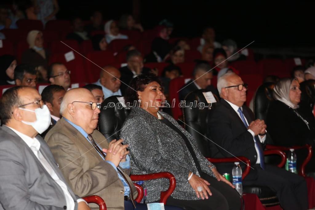 وزيرة الثقافة ومحافظ بورسعيد يشهدان عرضا فرقة اوبرا القاهرة بالمركز الثقافي