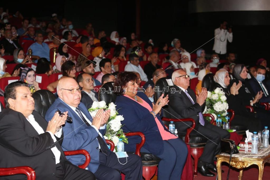 وزيرة الثقافة ومحافظ بورسعيد يشهدان عرضا لفرقة رضا بالمركز الثقافي