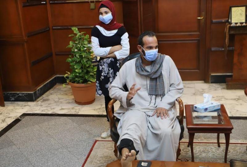 "سعفان" يمنح عاملين قيمة بوليصتي التأمين علي العمالة غير المنتظمة أصيبا بعجز جزئي أثناء العمل