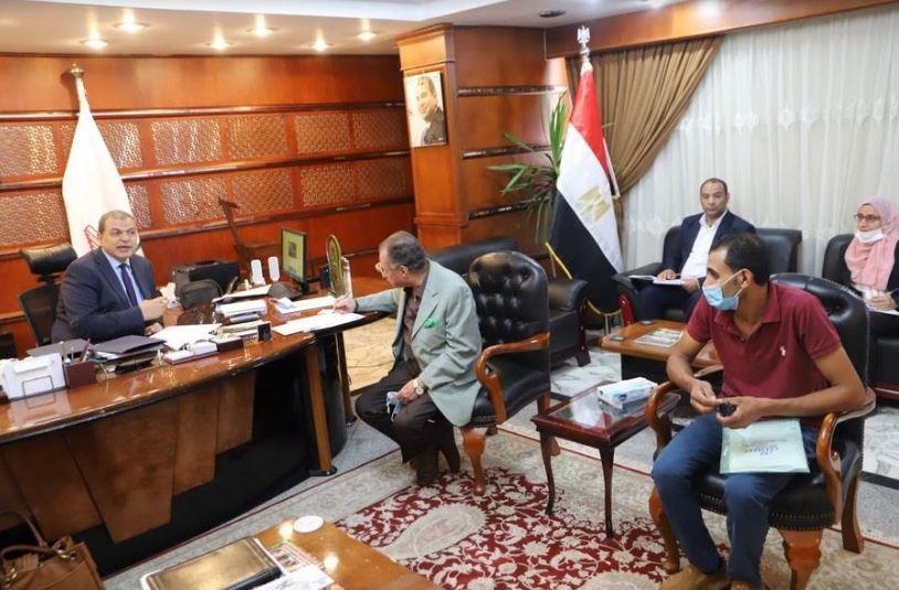 "سعفان" يمنح عاملين قيمة بوليصتي التأمين علي العمالة غير المنتظمة أصيبا بعجز جزئي أثناء العمل