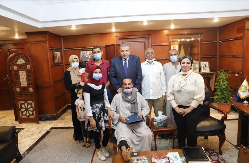 "سعفان" يمنح عاملين قيمة بوليصتي التأمين علي العمالة غير المنتظمة أصيبا بعجز جزئي أثناء العمل