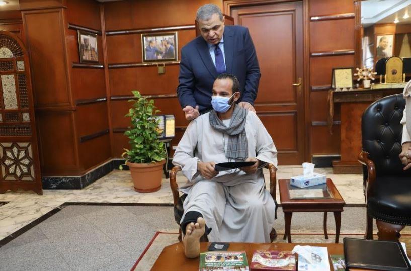 "سعفان" يمنح عاملين قيمة بوليصتي التأمين علي العمالة غير المنتظمة أصيبا بعجز جزئي أثناء العمل