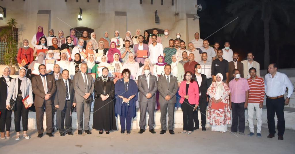 وزيرتا الثقافة والتجارة والصناعة تسلمان شهادات تخرج الدفعة الأولى من صنايعية مصر   