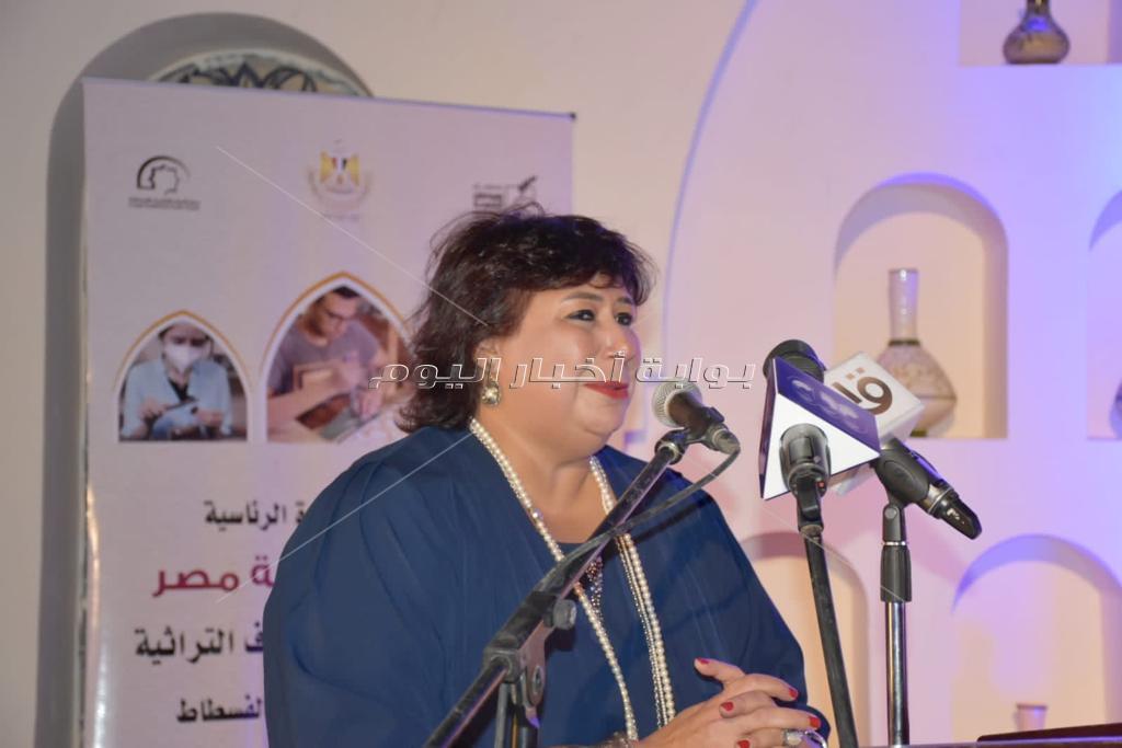 وزيرتا الثقافة والتجارة والصناعة تسلمان شهادات تخرج الدفعة الأولى من صنايعية مصر   