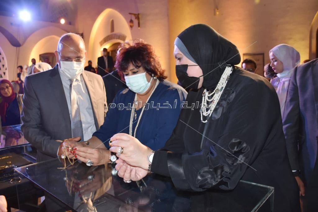 وزيرتا الثقافة والتجارة والصناعة تسلمان شهادات تخرج الدفعة الأولى من صنايعية مصر   