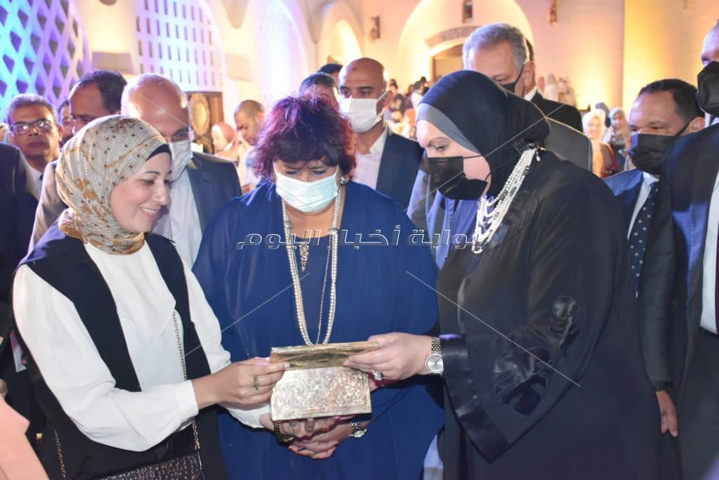 وزيرتا الثقافة والتجارة والصناعة تسلمان شهادات تخرج الدفعة الأولى من صنايعية مصر   