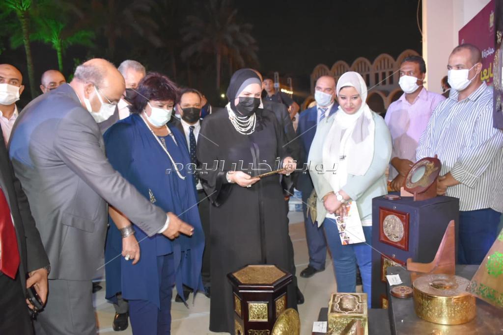 وزيرتا الثقافة والتجارة والصناعة تسلمان شهادات تخرج الدفعة الأولى من صنايعية مصر   