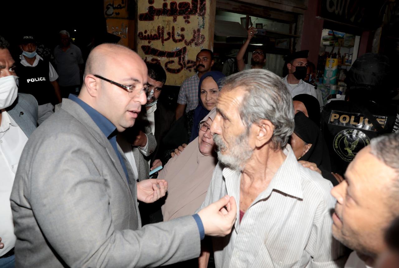 تفقد أحد المنازل القديمة بعد تعرضه للتصدع 
