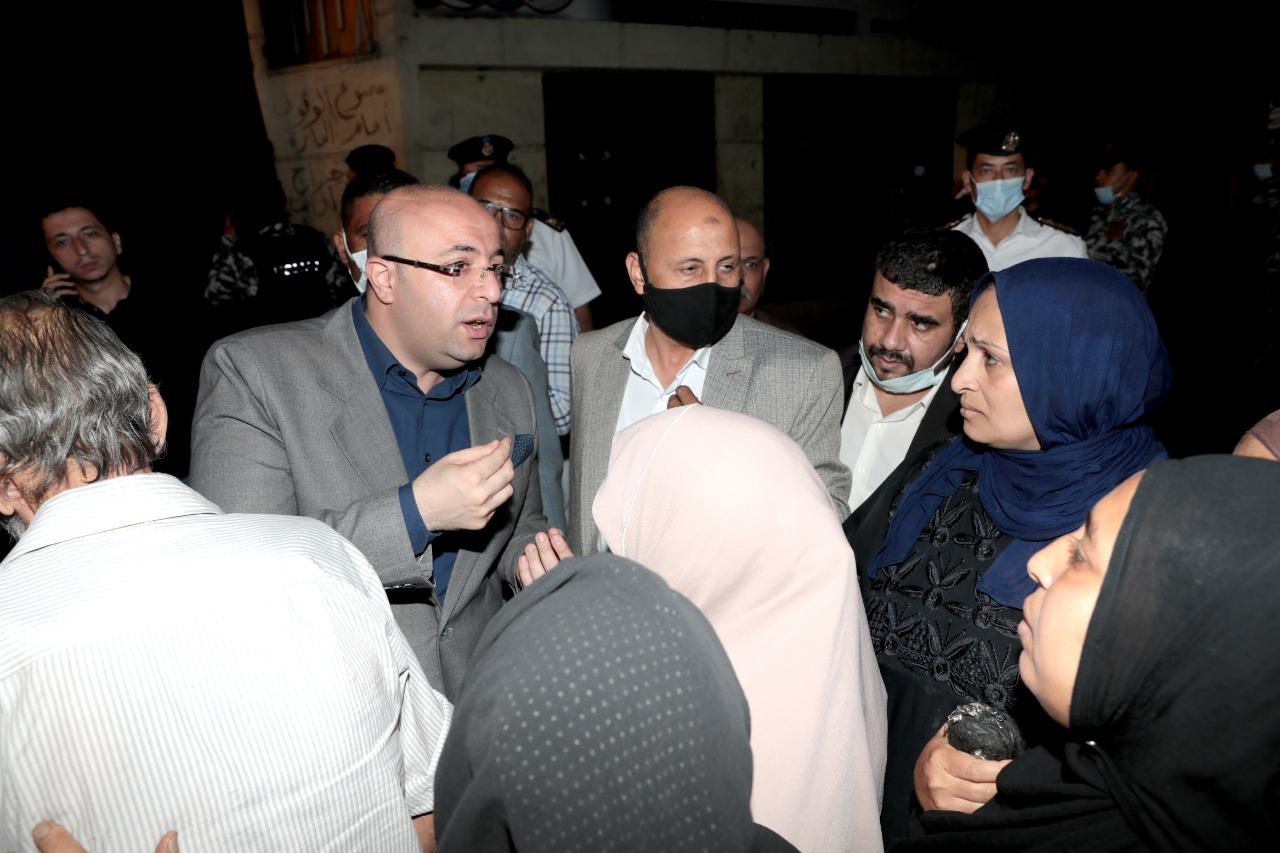 تفقد أحد المنازل القديمة بعد تعرضه للتصدع 