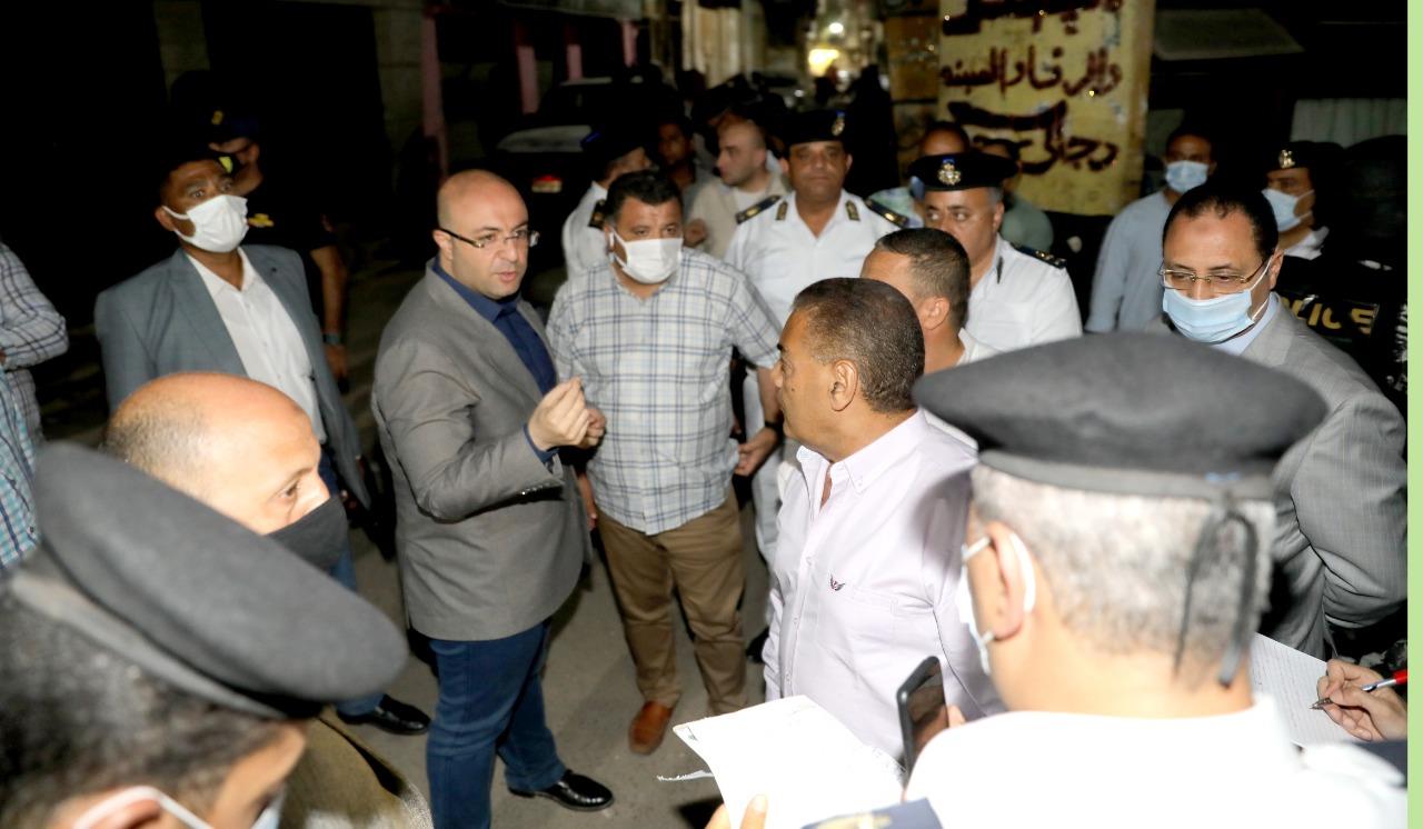 تفقد أحد المنازل القديمة بعد تعرضه للتصدع 