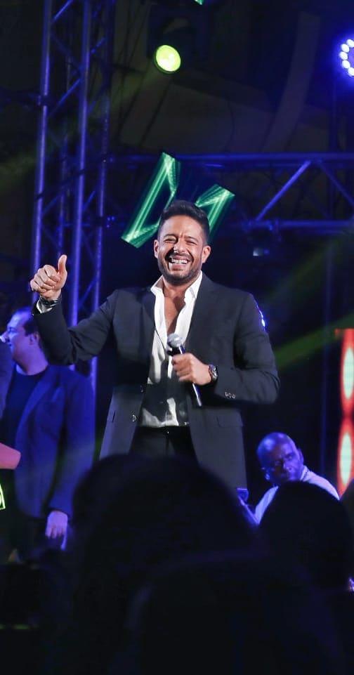 بالصور  .. حماقي يوجه التحية للرئيس عبد الفتاح السيسي خلال احيائه اول حفل ب "متحف الحضارات " 