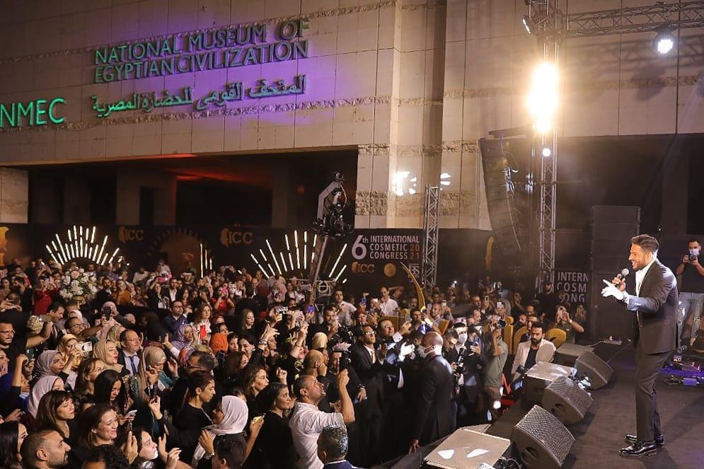 بالصور  .. حماقي يوجه التحية للرئيس عبد الفتاح السيسي خلال احيائه اول حفل ب "متحف الحضارات " 