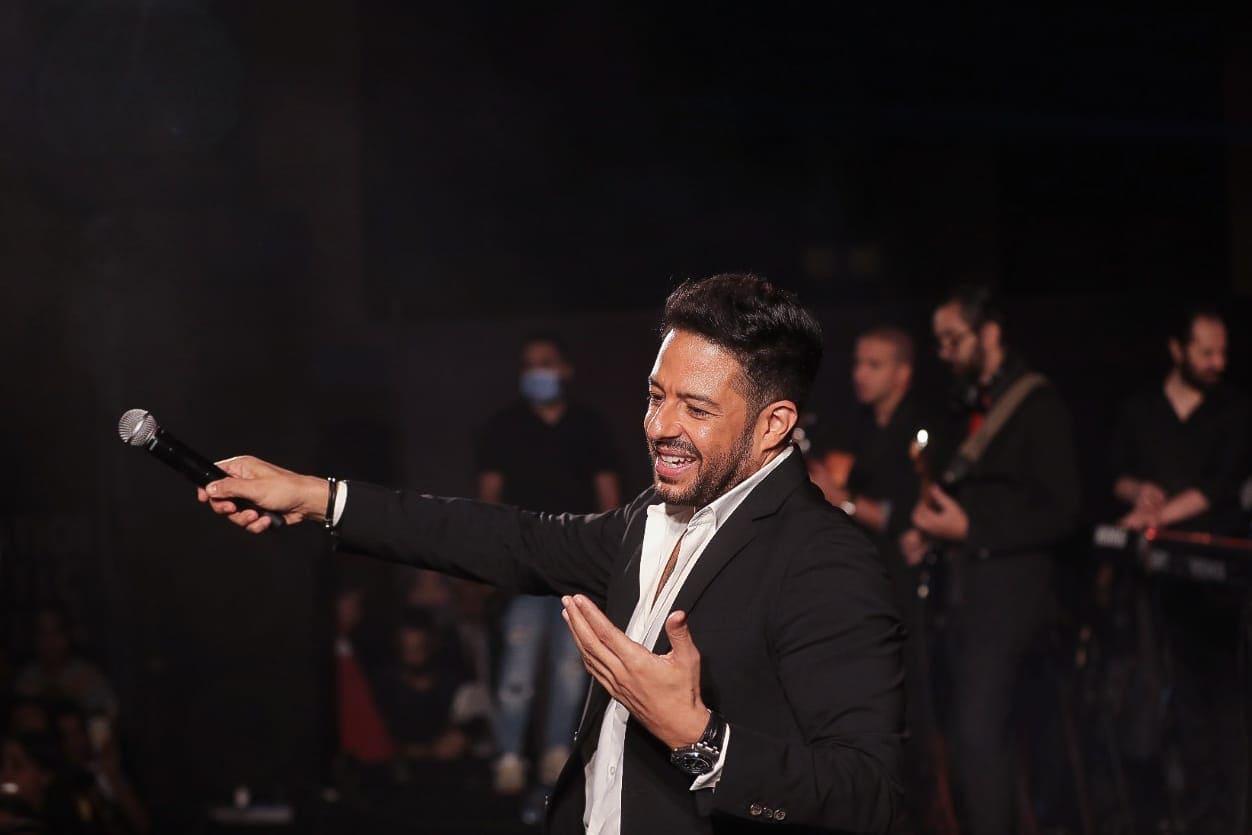 بالصور  .. حماقي يوجه التحية للرئيس عبد الفتاح السيسي خلال احيائه اول حفل ب "متحف الحضارات " 