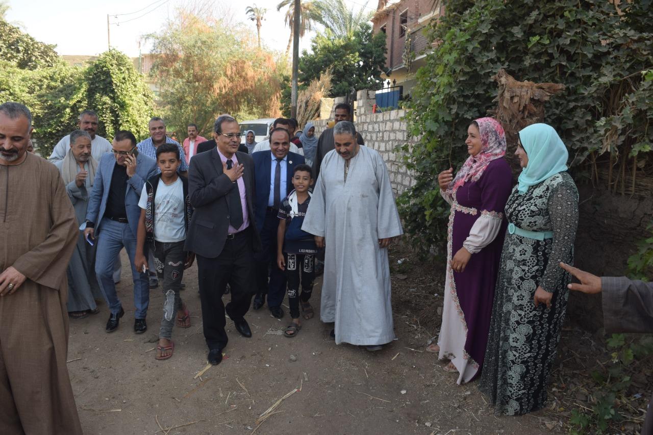 طالبة تمحو امية والدتها و5 مواطنين  ورئيس  جامعة سوهاج يكرمها فى بيتها ويتناول الغذاء مع اسرتها