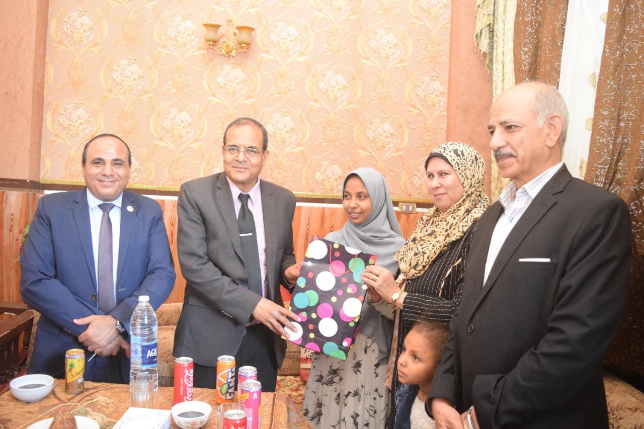 طالبة تمحو امية والدتها و5 مواطنين  ورئيس  جامعة سوهاج يكرمها فى بيتها ويتناول الغذاء مع اسرتها