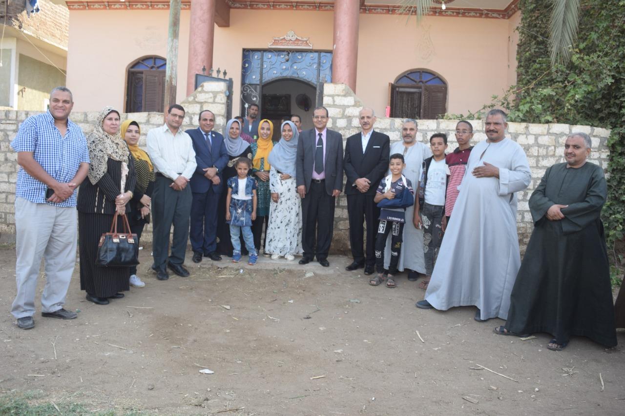 طالبة تمحو امية والدتها و5 مواطنين  ورئيس  جامعة سوهاج يكرمها فى بيتها ويتناول الغذاء مع اسرتها