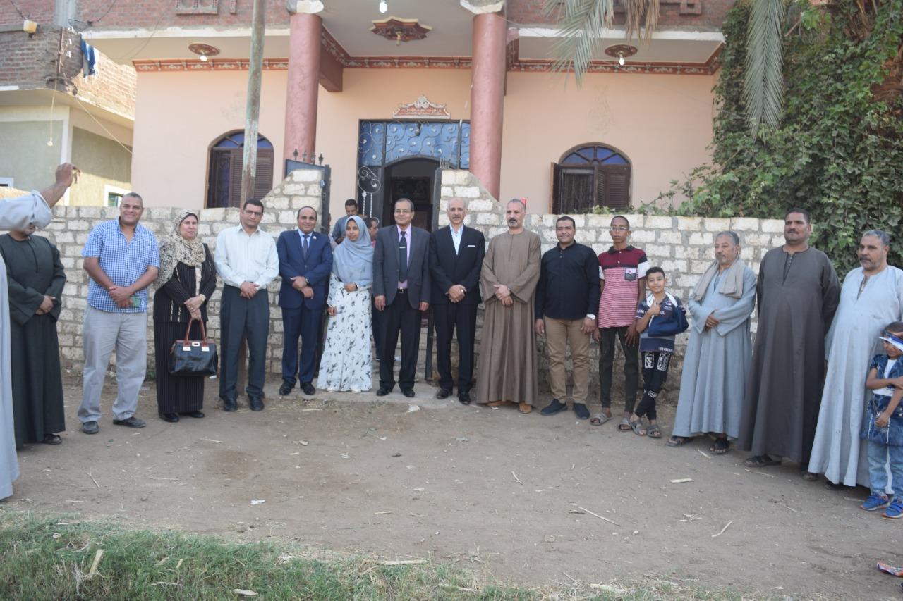 طالبة تمحو امية والدتها و5 مواطنين  ورئيس  جامعة سوهاج يكرمها فى بيتها ويتناول الغذاء مع اسرتها