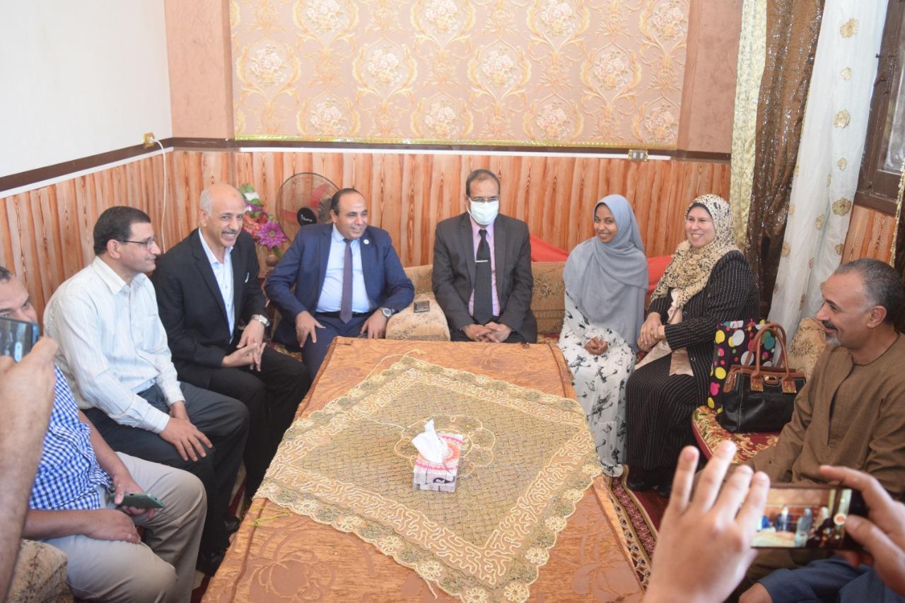 طالبة تمحو امية والدتها و5 مواطنين  ورئيس  جامعة سوهاج يكرمها فى بيتها ويتناول الغذاء مع اسرتها