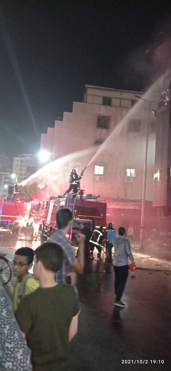 السيطرة على حريق كبير  نشب داخل  مول  شهير للملابس الجاهزه بدمنهور دون حدوث إصابات بشرية 