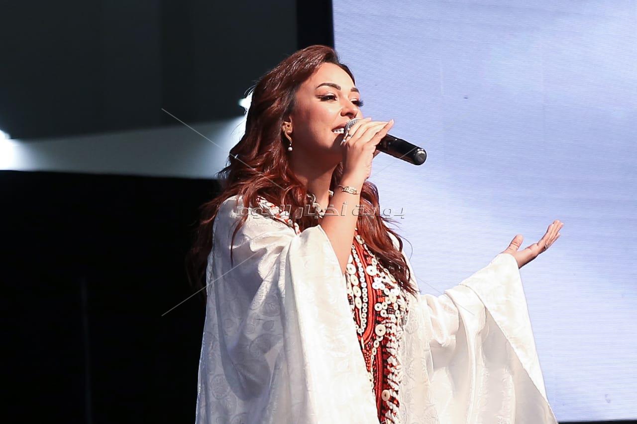 حنان مطاوع بفستان فرعوني في أول عرض أزياء تراثي بحضور وزيرات مصر