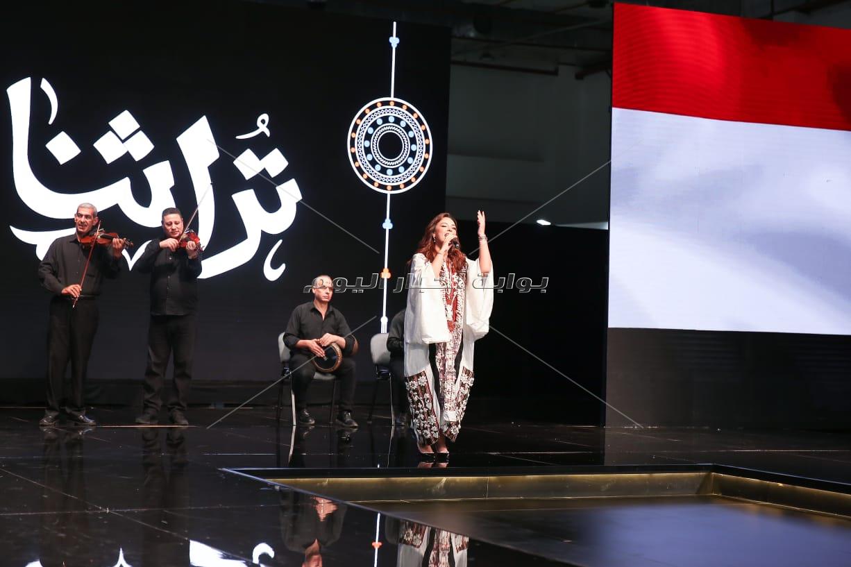 حنان مطاوع بفستان فرعوني في أول عرض أزياء تراثي بحضور وزيرات مصر