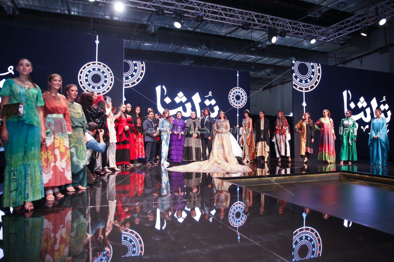 حنان مطاوع بفستان فرعوني في أول عرض أزياء تراثي بحضور وزيرات مصر