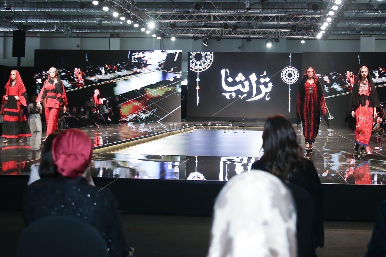 حنان مطاوع بفستان فرعوني في أول عرض أزياء تراثي بحضور وزيرات مصر
