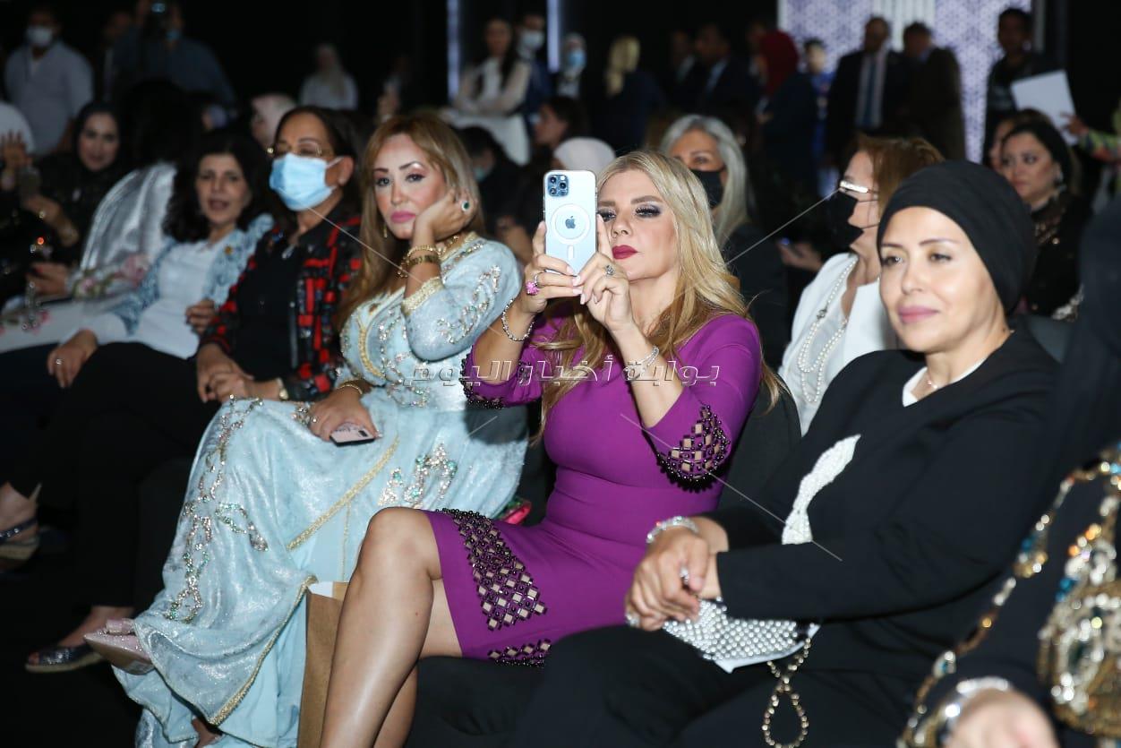 حنان مطاوع بفستان فرعوني في أول عرض أزياء تراثي بحضور وزيرات مصر