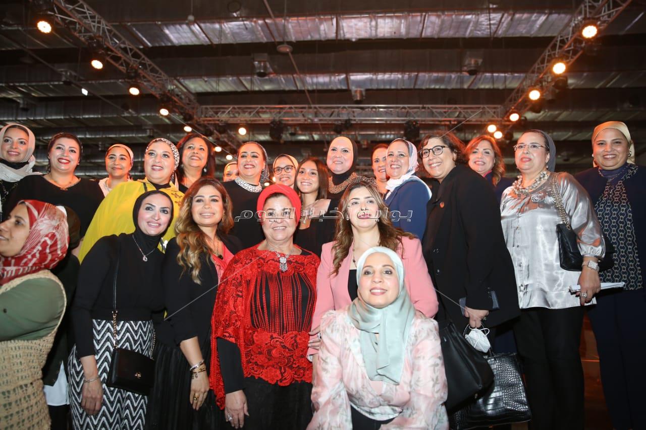 حنان مطاوع بفستان فرعوني في أول عرض أزياء تراثي بحضور وزيرات مصر
