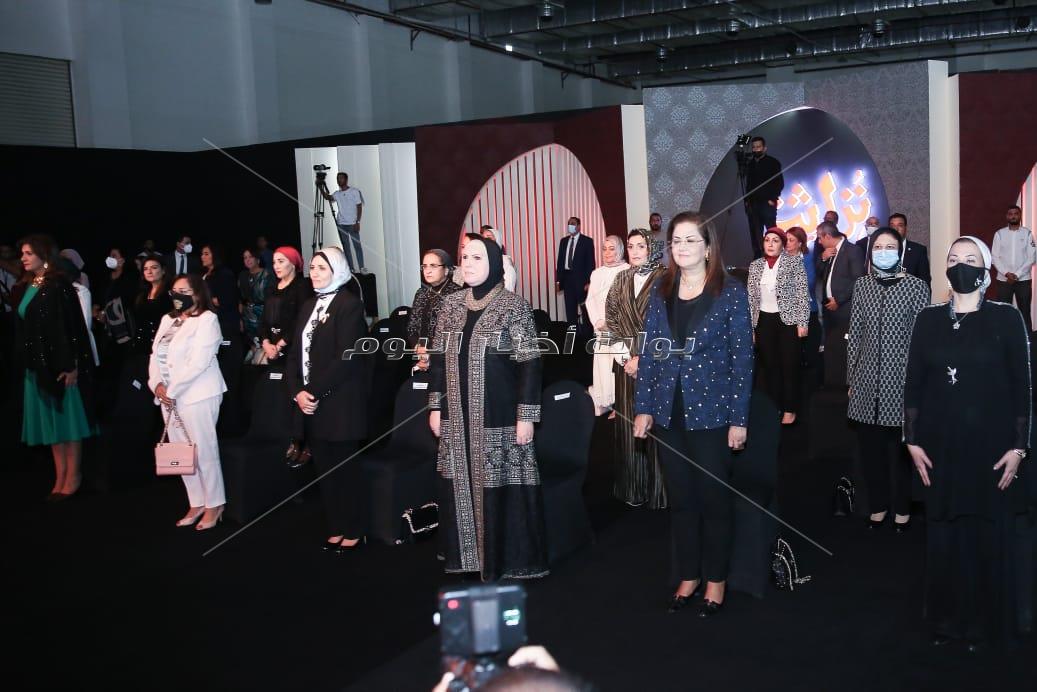 حنان مطاوع بفستان فرعوني في أول عرض أزياء تراثي بحضور وزيرات مصر