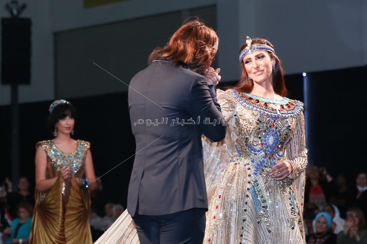 حنان مطاوع بفستان فرعوني في أول عرض أزياء تراثي بحضور وزيرات مصر