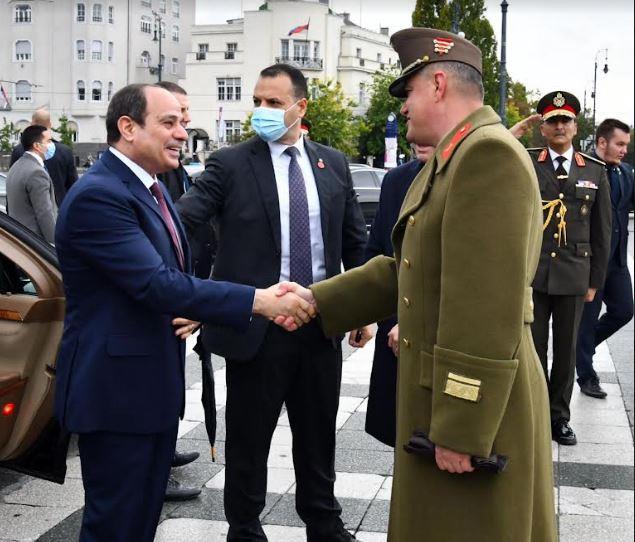 السيسي يضع إكليلا من الزهور على النصب التذكاري في بودابست