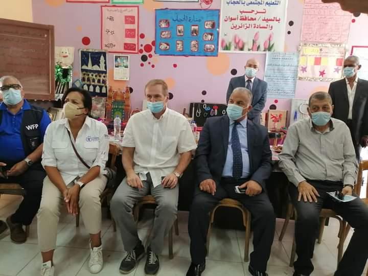 وفد من برنامج الغذاء العالمي يلتقى طلاب احد المدارس بأسوان 