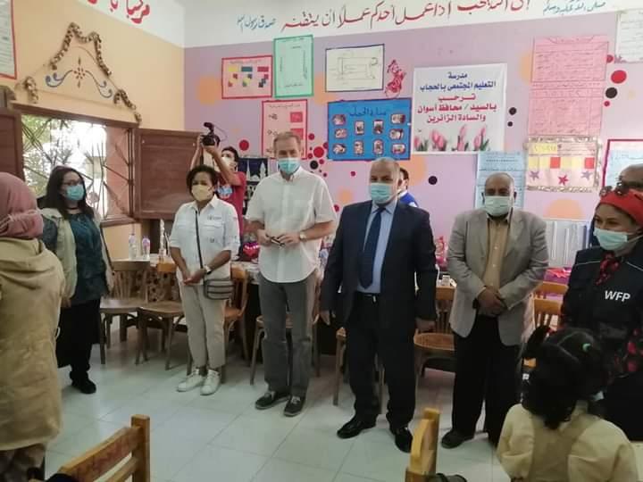وفد من برنامج الغذاء العالمي يلتقى طلاب احد المدارس بأسوان 