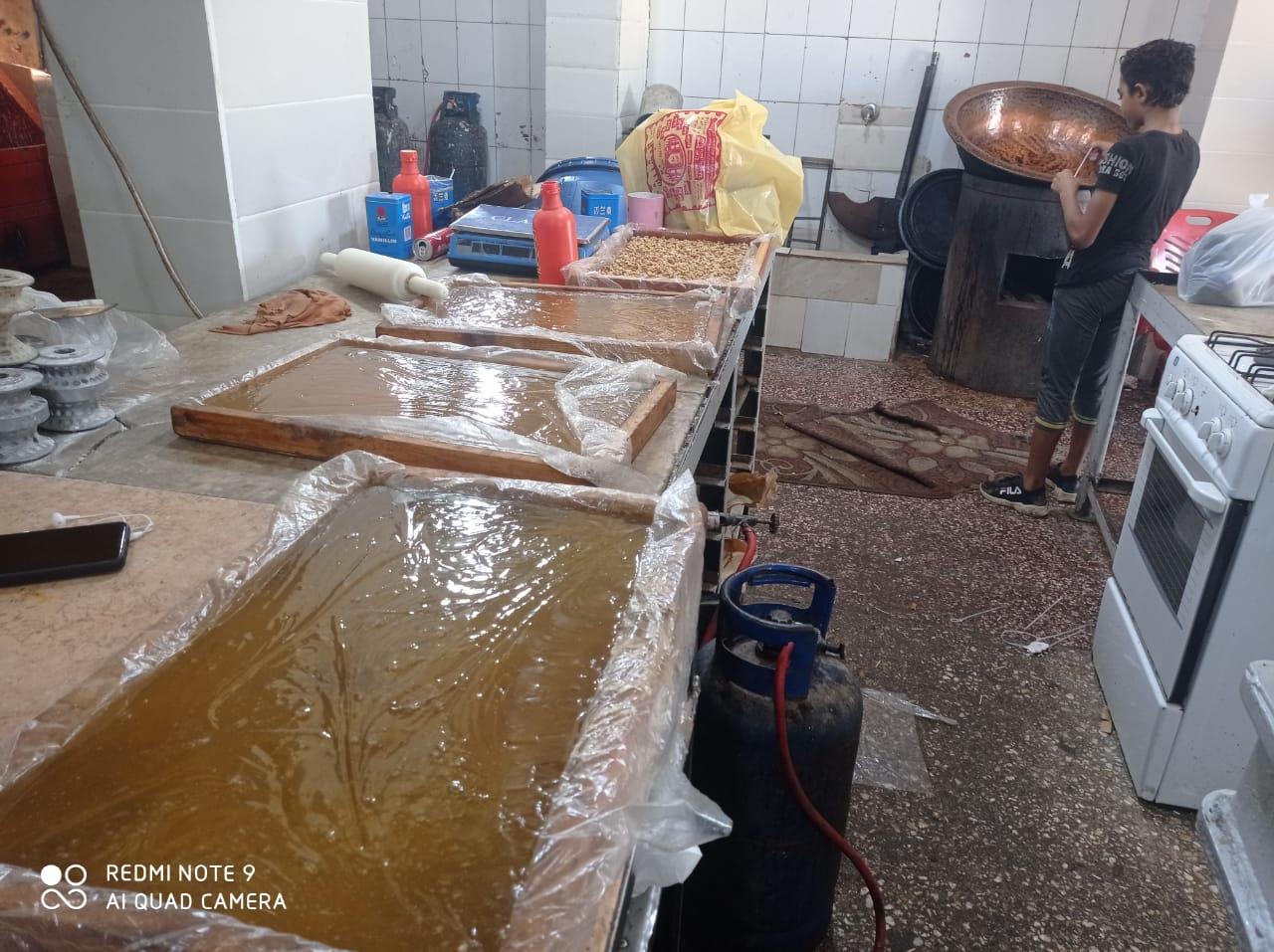 ضبط مصنع لتصنيع الحلوى بالاسكندريه يقوم بإنتاج حلوى بدون بيانات