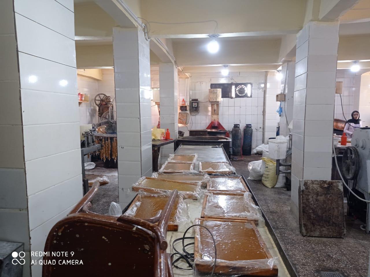 ضبط مصنع لتصنيع الحلوى بالاسكندريه يقوم بإنتاج حلوى بدون بيانات