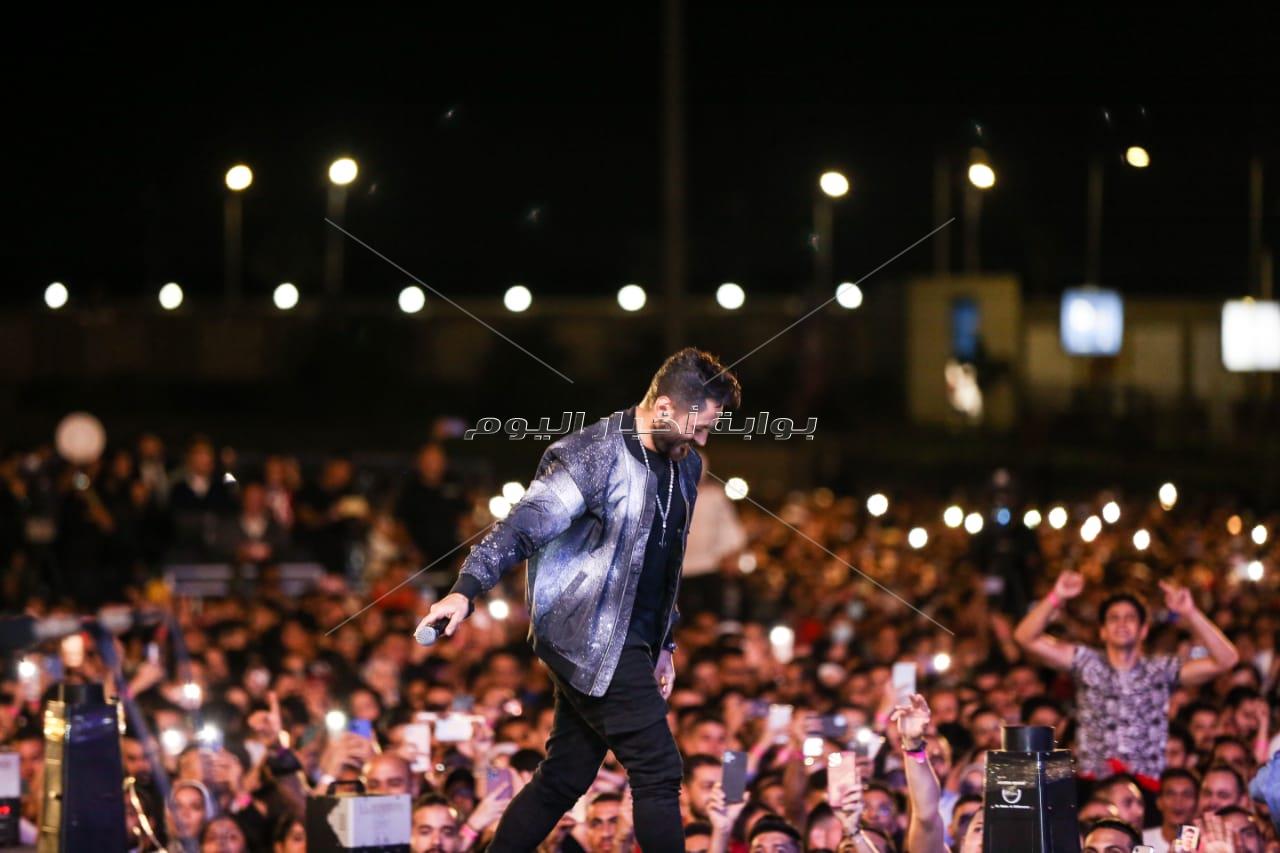 تامر حسنى يشعل حفل المنارة بحضور كبير