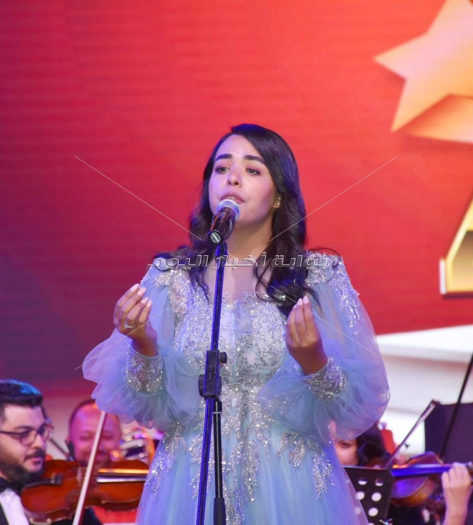 وزيرة الثقافة تكرم عددا من أبطال أكتوبر وفناني مصر