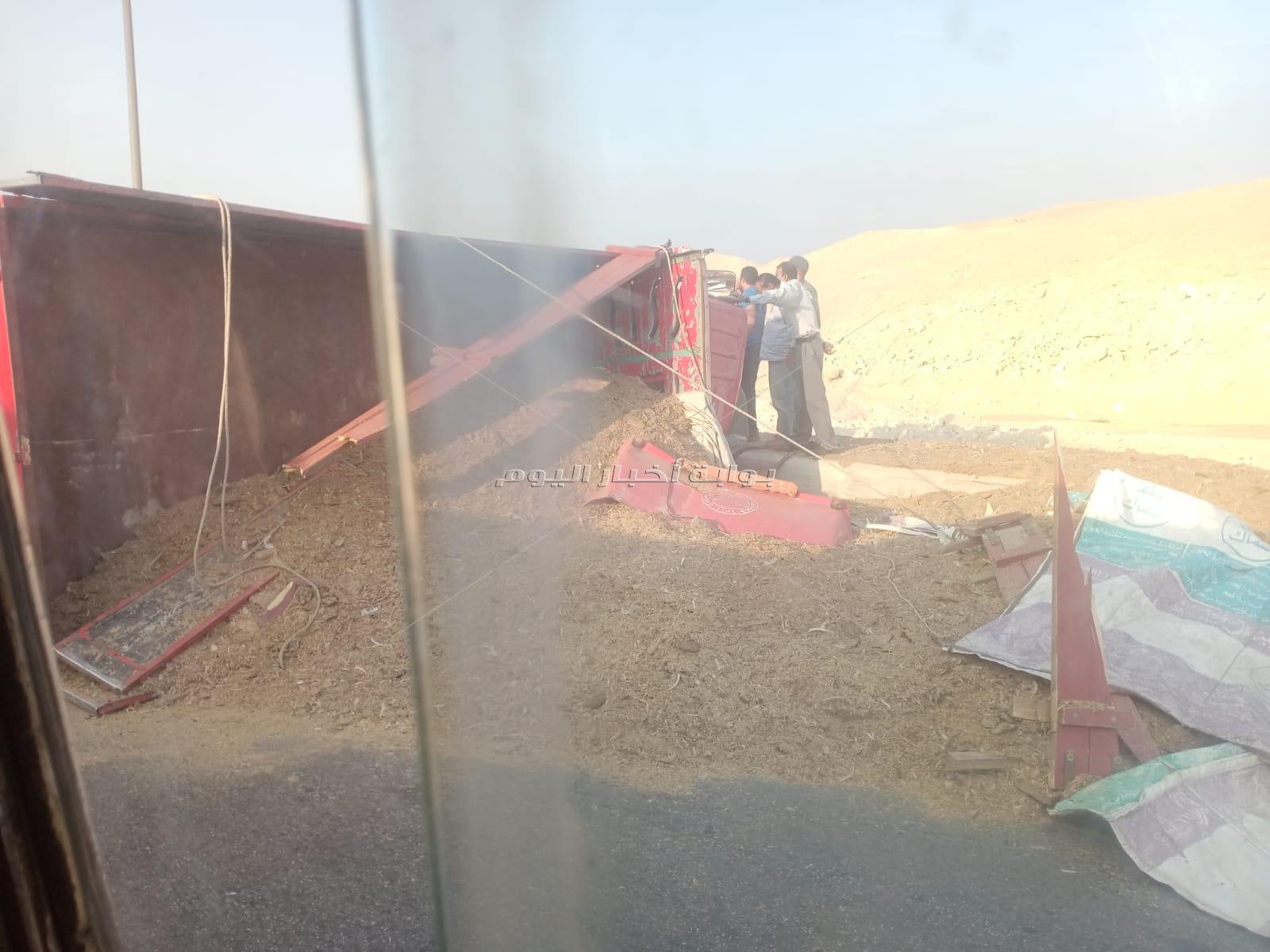 انقلاب سيارة بطريق الواحات