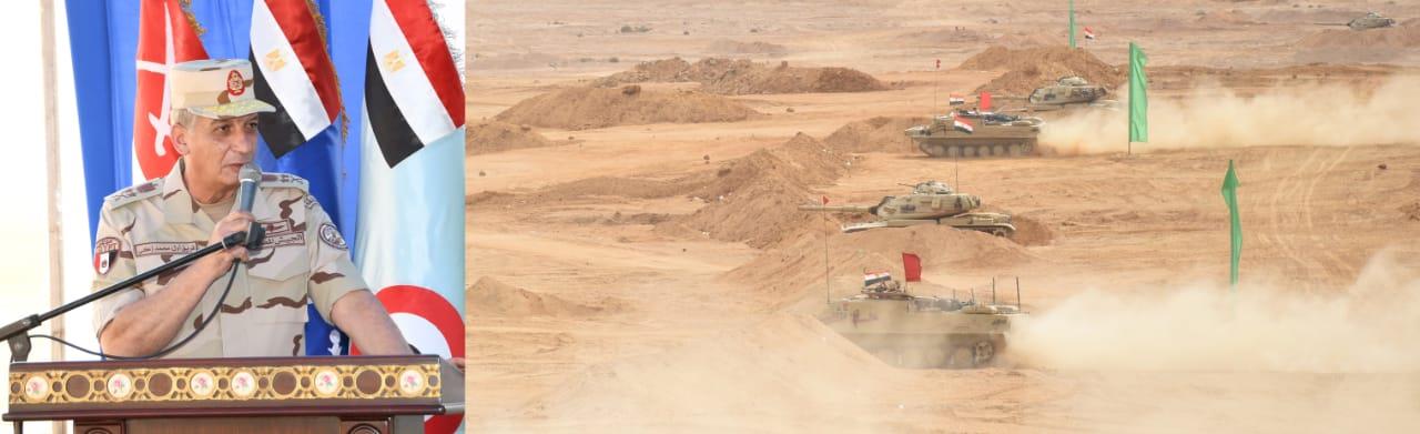 وزير الدفاع يشهد مشروع تكتيكي تنفذه إحدى وحدات الجيش الثالث بالذخيرة الحية