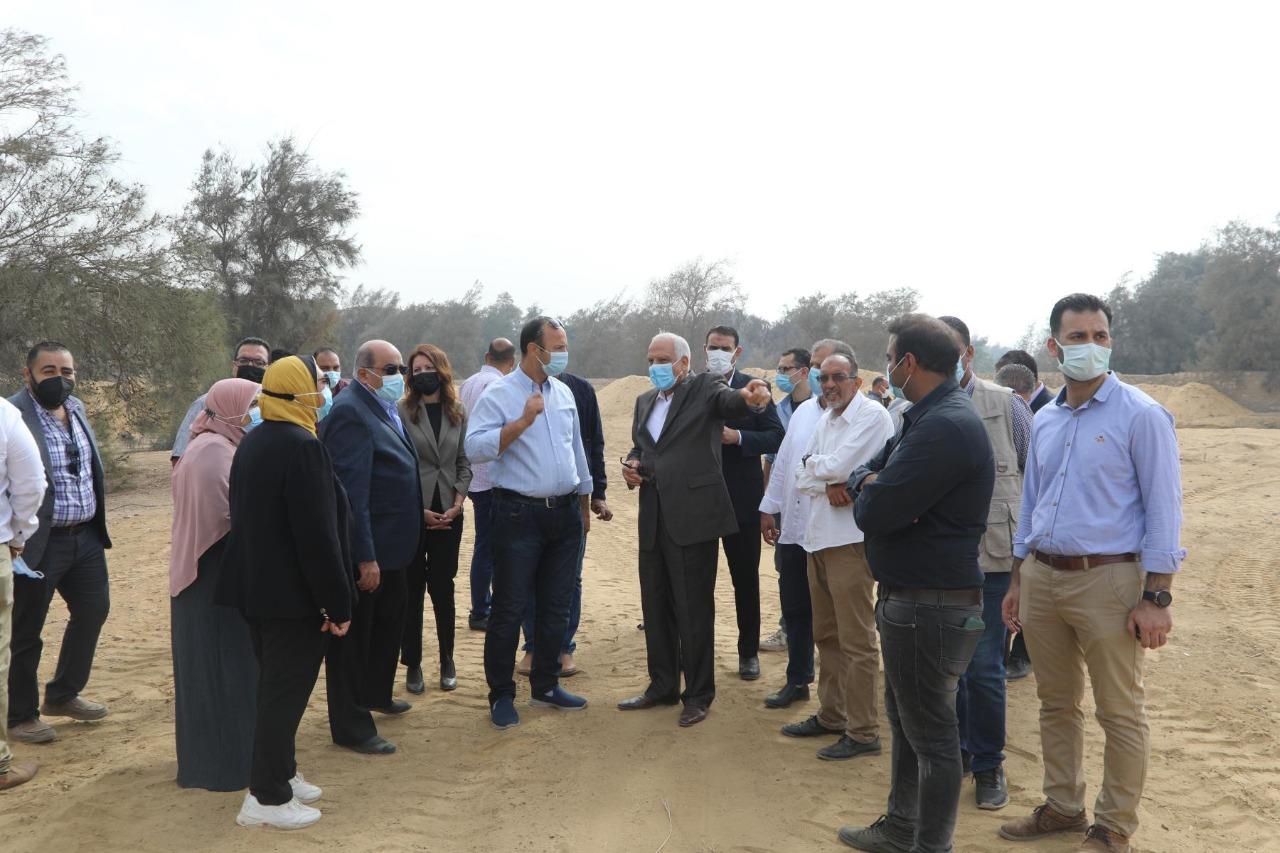 محافظ الجيزة يتفقد أعمال إنشاء الإسطبل الحضاري بمحيط المنطقة الأثرية بالأهرامات
