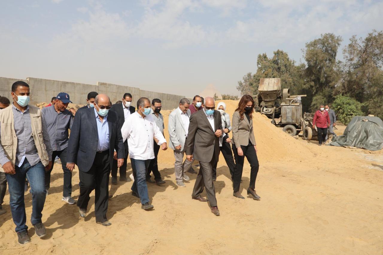 محافظ الجيزة يتفقد أعمال إنشاء الإسطبل الحضاري بمحيط المنطقة الأثرية بالأهرامات