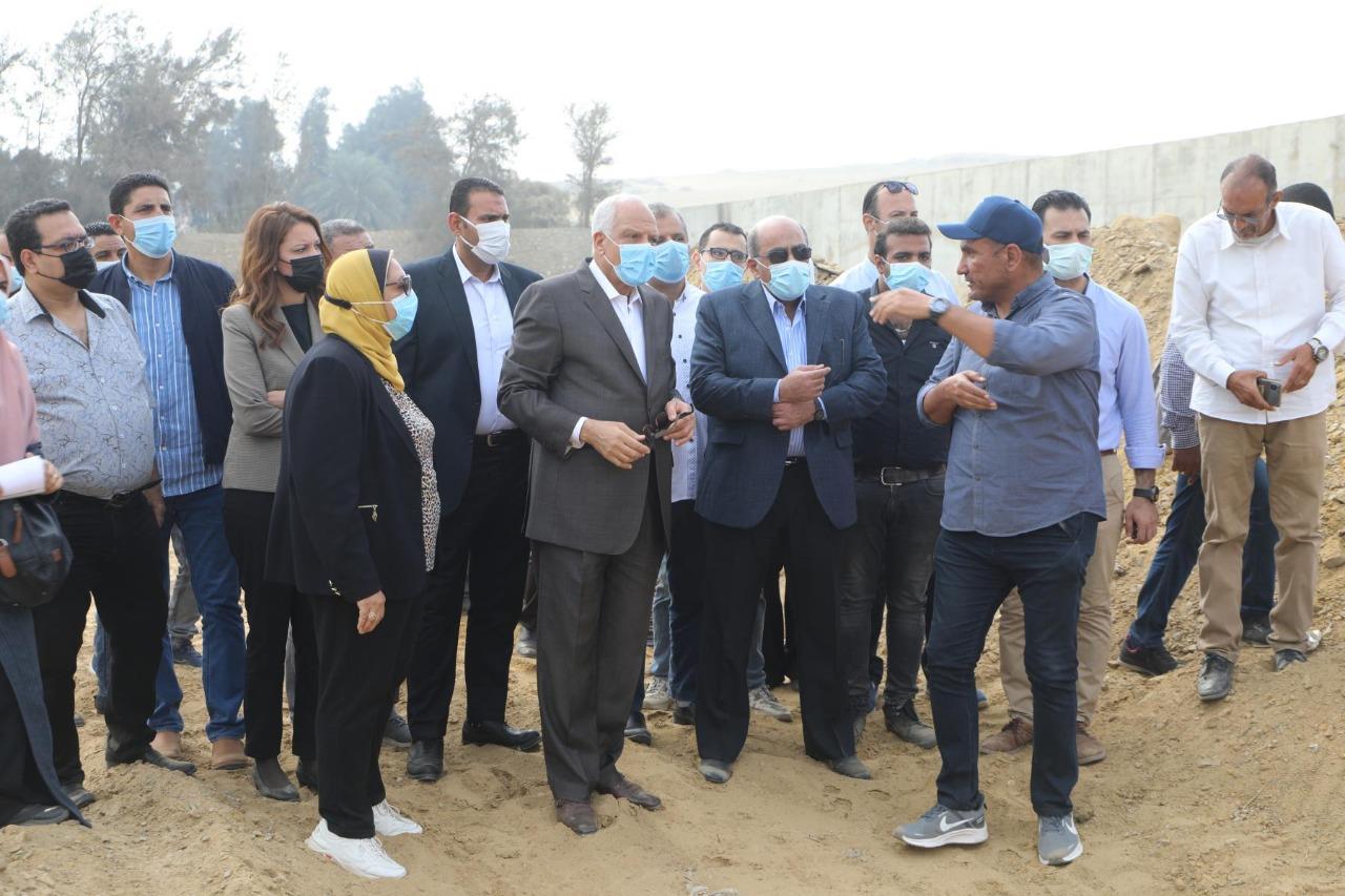 محافظ الجيزة يتفقد أعمال إنشاء الإسطبل الحضاري بمحيط المنطقة الأثرية بالأهرامات