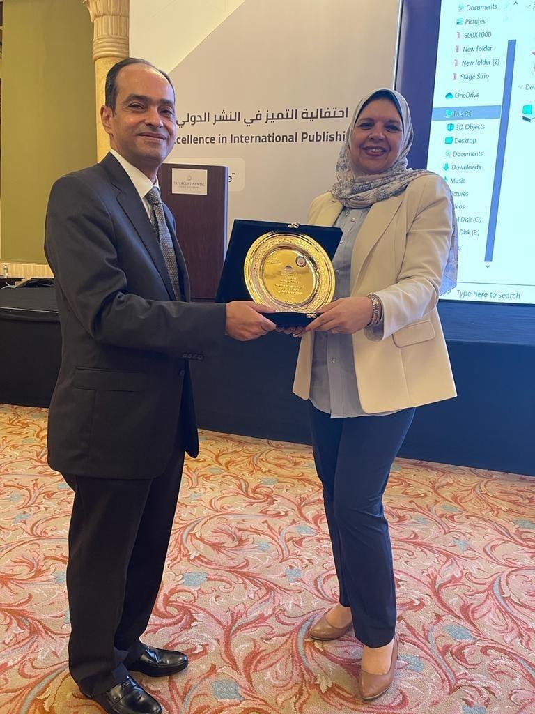 رئيس جامعة بورسعيد يهنىء قطاع الدراسات العليا بالجامعة