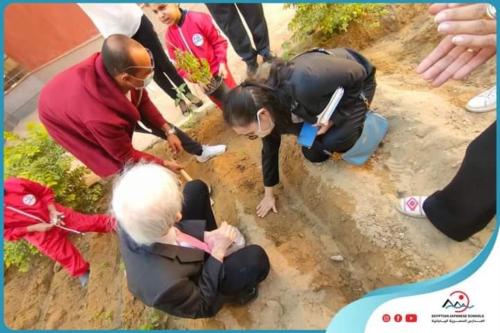 السفير الياباني بالقاهرة يشارك طلاب المدارس اليابانية بزرع شجرة